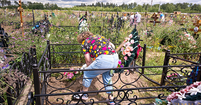 Самая серьезная ошибка людей, совершаемая в местах, где близкие обрели вечный покой. Береги себя и не ставь под угрозу собственное будущее