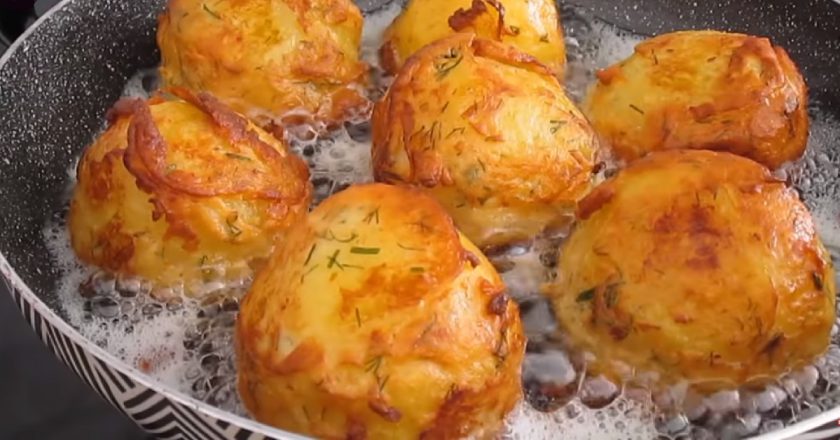 Картофель, приготовленный в сметанном кляре, — настоящий деликатес