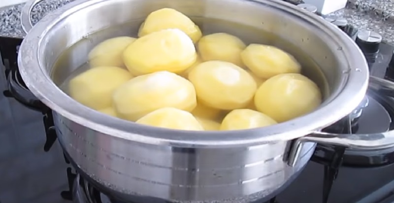 Картофель, приготовленный в сметанном кляре, — настоящий деликатес
