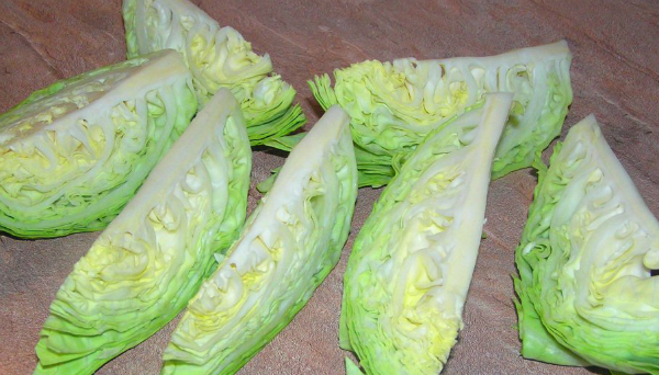 Капуста, яйца, сухари — вот и всё, что требуется для приготовления идеальной быстрой закуски. Подруги рецепт с руками отрывают!