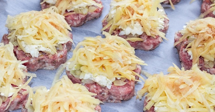 500 г фарша и сырой картофель: вот что я приготовлю на ближайший званый обед. Удобно подавать для праздничного стола, запекаются порционно