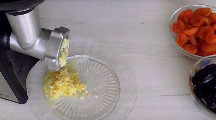 Почему нужно пропускать через мясорубку лимон, курагу и чернослив