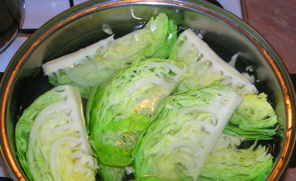 Капуста, яйца, сухари — вот и всё, что требуется для приготовления идеальной быстрой закуски. Подруги рецепт с руками отрывают!