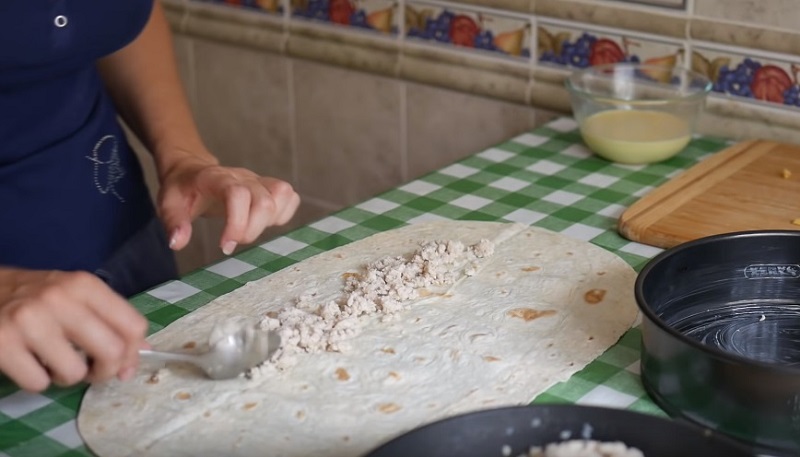 Шикарный мясной пирог наспех: никакой возни с тестом — его просто нет