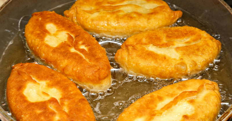 Из пакета кефира гора вкуснятины! Пышные жареные пирожки с начинкой из сочных ягод. Начинки из картофеля, капусты и повидла оставь для зимы!